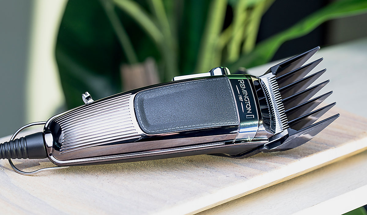 Cortador de cabello profesional Remington sobre mesa