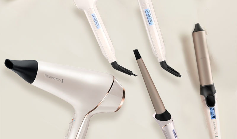 Secador, plancha alisadora de cabello y rizador remington en fondo color crema.