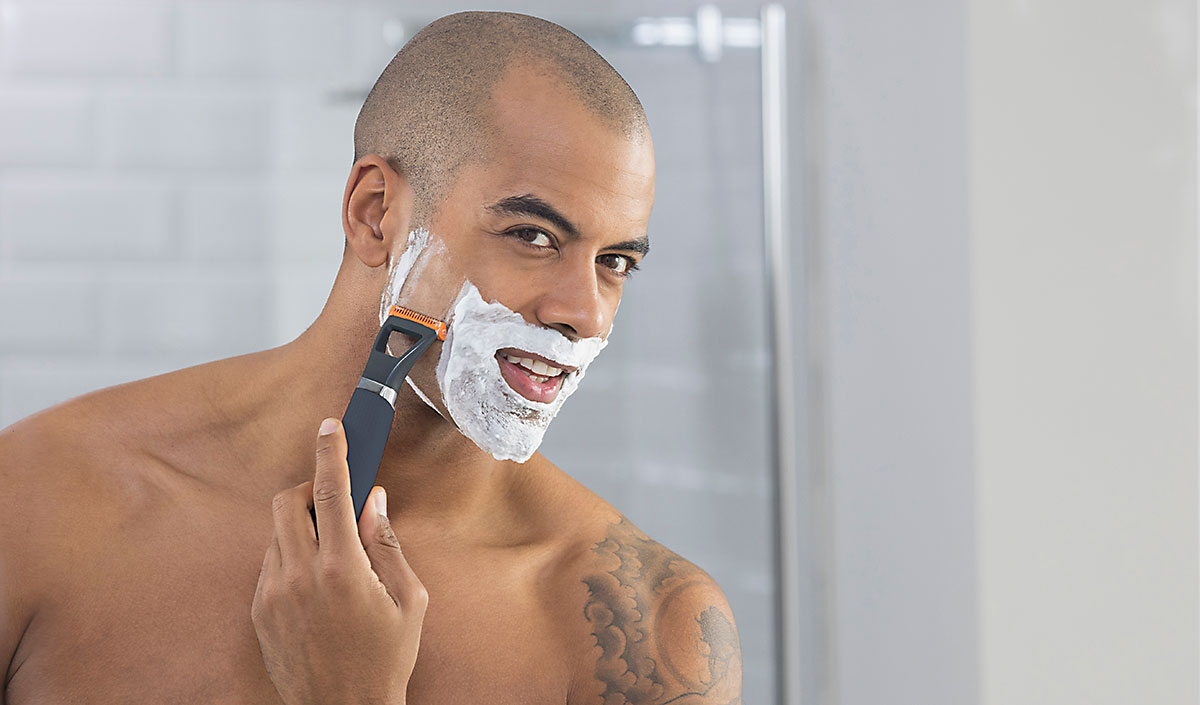 Hombre afeitandose con recortador de barba Durablade en la ducha