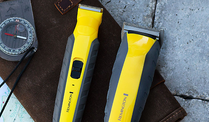 Dos máquinas de afeitar Remington Indestructible amarillas en el piso.