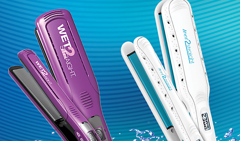 Planchas alisadoras de cabello en fondo azul con agua.