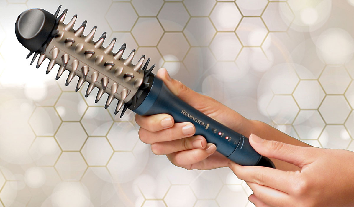 Cepillo eléctrico Advanced Coconut Therapy de Remington sujetado por manos de mujer